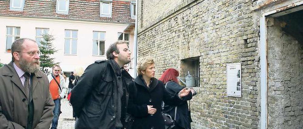 Einblicke. Das Herrenhaus des Lendelschen Anwesens (im Hintergrund) ist bereits ein Schmuckstück. Über die Pläne für die alte Böttcherei und die Werkhalle informierte Investor Christoph Höhne (M.) gestern Ministerin Münch (r.) und Landrat Blasig.