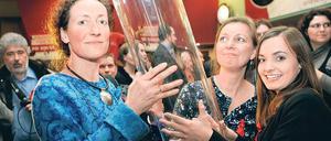 Geburtstagsstimmung. Hortense Lademann und Sabine Frank von der Aidshilfe hatten Paula Schramm als Glücksfee verpflichtet (oben, v.l.). Mia Knop Jacobsen sorgte für Gänsehaut (unten links). Andreas Schlaak ist Mitgründer der Aidshilfe (rechts).