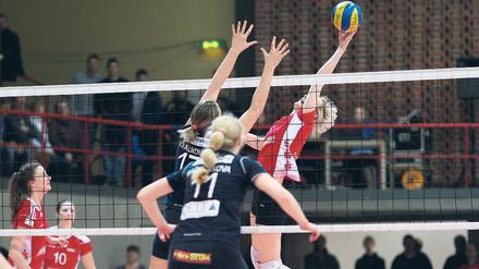 Probleme am Block. Der SC Potsdam hier Ramona Stucki (rechts) brachte am Sonntag beim 0:3 gegen Vilsbiburg aufgrund körperlicher Nachteile zu wenige eigene Angriffe durch.