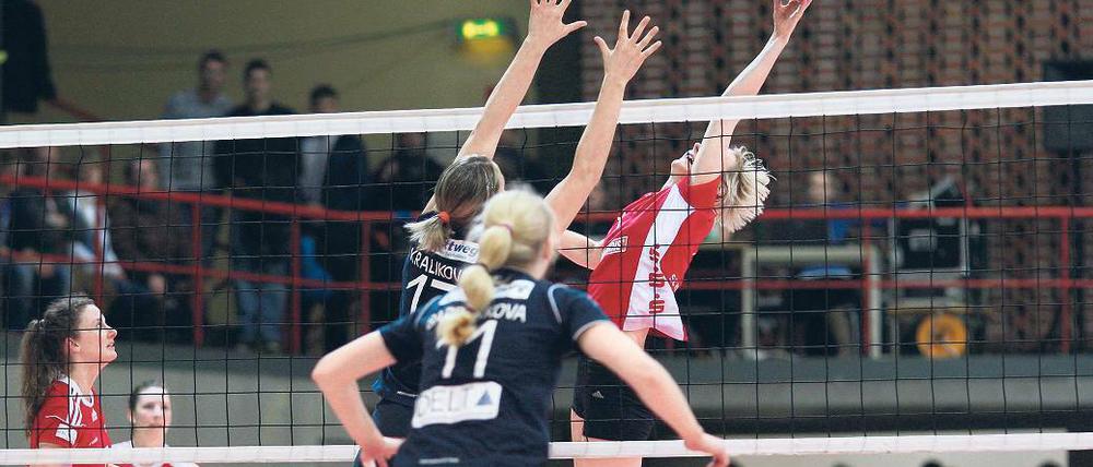 Probleme am Block. Der SC Potsdam  hier Ramona Stucki (rechts)  brachte am Sonntag beim 0:3 gegen Vilsbiburg aufgrund körperlicher Nachteile zu wenige eigene Angriffe durch.
