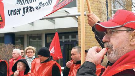 Pfiffe für die Bosse. Protest bei Electrolux in Potsdam für mehr Geld.