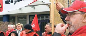 Pfiffe für die Bosse. Protest bei Electrolux in Potsdam für mehr Geld.