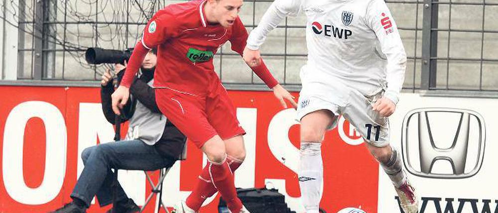 Auffälligster Babelsberger. Guido Kocer (r.)  hier im Duell mit Ahlens Daniel Flottmann  kurbelte am Samstag immer wieder das Spiel der Nulldreier an.