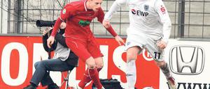 Auffälligster Babelsberger. Guido Kocer (r.)  hier im Duell mit Ahlens Daniel Flottmann  kurbelte am Samstag immer wieder das Spiel der Nulldreier an.