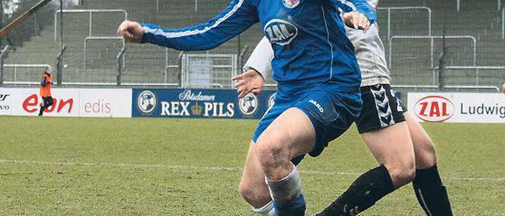 Wieder gegen Duisburg getroffen. Anja Mittag, hier im Duell mit der japanischen Nationalspielerin Kozue Ando (r.) vom FCR, sorgte am Sonntag mit ihrem Tor für Turbine Potsdams Heimsieg im Spitzen- und Prestige-Spiel.
