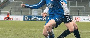 Wieder gegen Duisburg getroffen. Anja Mittag, hier im Duell mit der japanischen Nationalspielerin Kozue Ando (r.) vom FCR, sorgte am Sonntag mit ihrem Tor für Turbine Potsdams Heimsieg im Spitzen- und Prestige-Spiel.