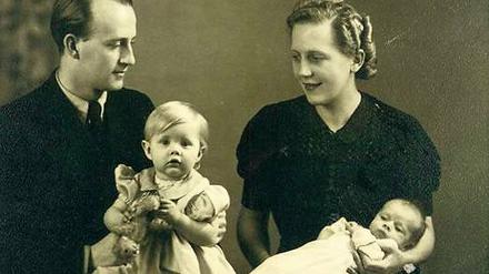 Eine Geschichte, die das Leben schrieb. Nur eine kurze glückliche Zeit blieb Wolfgang und Ursula Heye mit den Kindern Bärbel und Uwe-Karsten (Bilder links und rechts oben), ehe der Krieg die Familie auseinanderriss. In der TV-Verfilmung spielen Maria Furtwängler und Pasquale Aleardi das Ehepaar Heye (Mitte und rechts unten). Nach dem vermeintlichen Tod Wolfgangs kämpft Ursula allein weiter um das Wohl ihrer Kinder.