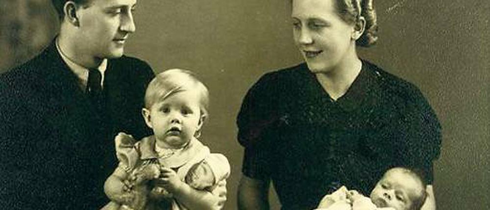 Eine Geschichte, die das Leben schrieb. Nur eine kurze glückliche Zeit blieb Wolfgang und Ursula Heye mit den Kindern Bärbel und Uwe-Karsten (Bilder links und rechts oben), ehe der Krieg die Familie auseinanderriss. In der TV-Verfilmung spielen Maria Furtwängler und Pasquale Aleardi das Ehepaar Heye (Mitte und rechts unten). Nach dem vermeintlichen Tod Wolfgangs kämpft Ursula allein weiter um das Wohl ihrer Kinder.