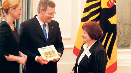 Dank von höchster Stelle: Gabriela Schrader und Bundespräsident Wulff.