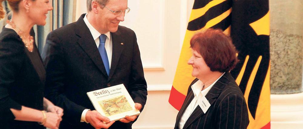 Dank von höchster Stelle: Gabriela Schrader und Bundespräsident Wulff.