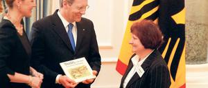 Dank von höchster Stelle: Gabriela Schrader und Bundespräsident Wulff.
