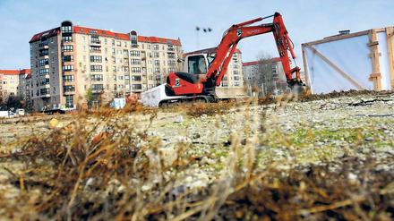 Ende offen. Den Weg, der das Quartier in zwei Blöcke teilt (o.), möchte der Bauherr mit Türen vor Wind und Wetter schützen  Bezirk und Senat lehnen dies ab. Am gestrigen Freitag war Spatenstich am Leipziger Platz.