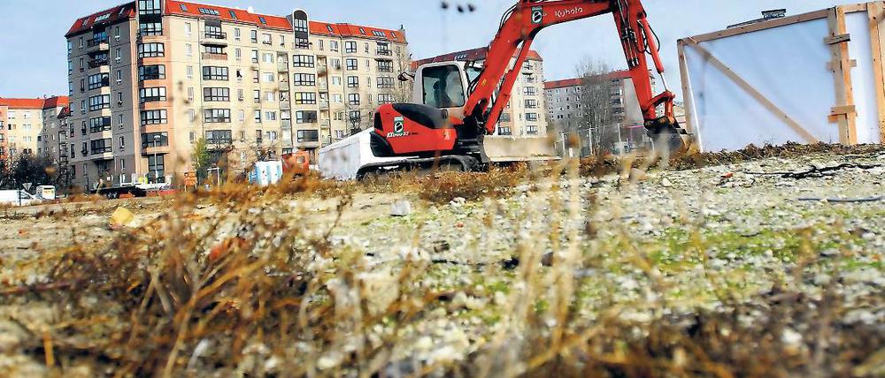 Ende offen. Den Weg, der das Quartier in zwei Blöcke teilt (o.), möchte der Bauherr mit Türen vor Wind und Wetter schützen  Bezirk und Senat lehnen dies ab. Am gestrigen Freitag war Spatenstich am Leipziger Platz.