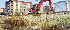 Ende offen. Den Weg, der das Quartier in zwei Blöcke teilt (o.), möchte der Bauherr mit Türen vor Wind und Wetter schützen  Bezirk und Senat lehnen dies ab. Am gestrigen Freitag war Spatenstich am Leipziger Platz.