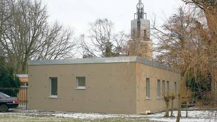 Anbau in Grau. Um Gestalt und Farbe des Erweiterungsgebäudes am neuen Gärtnerstützpunkt auf der Freundschaftsinsel wurde mit der Denkmalpflege lange gerungen. Die Putzfassade hat Gitter erhalten, an denen sich Wein oder Efeu emporranken kann.