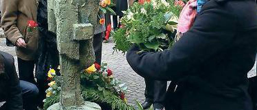 Politiker und Bürger legten gestern an der Skulptur Das Opfer von Wieland Förster Blumen und Kränze nieder.