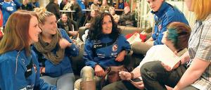 Ein Schwätzchen vorm Pokalspiel. Corina Schröder, Anja Mittag, Fatmire Bajramaj und Desiree Schumann (von links) mit den beiden langjährigen Turbine-Anhängerinnen Julia und Anne (rechts) aus Werder gestern in der neuen Fanlounge des Frauenfußball-Bundesligisten in den Bahnhofspassagen Potsdam.