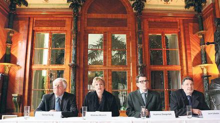 Pufferzonen-Partner im Palmensaal: Landeskonservator Detlef Karg, Kulturministerin Martina Münch, Schlösserstiftungschef Hartmut Dorgerloh und Oberbürgermeister Jann Jakobs unterzeichneten gestern die Schutzvereinbarung für das Weltkulturerbe in repräsentativer Umgebung.