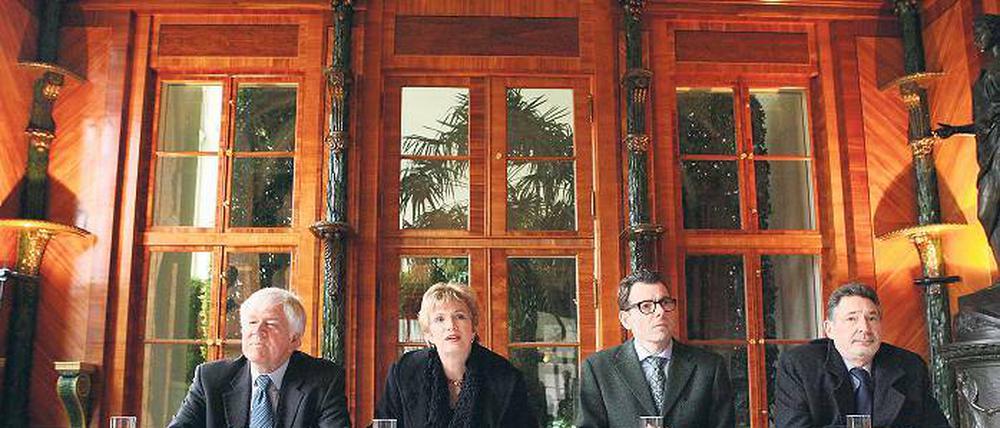 Pufferzonen-Partner im Palmensaal: Landeskonservator Detlef Karg, Kulturministerin Martina Münch, Schlösserstiftungschef Hartmut Dorgerloh und Oberbürgermeister Jann Jakobs unterzeichneten gestern die Schutzvereinbarung für das Weltkulturerbe in repräsentativer Umgebung.