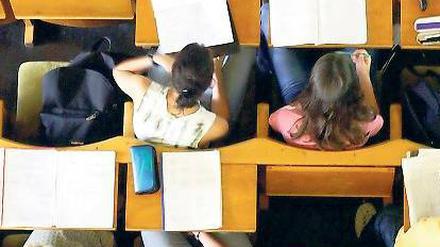 Büffeln, büffeln  weiter büffeln? Dem Studium wird nirgendwo in Deutschland so viel Bedeutung beigemessen, wie in Brandenburg und Mecklenburg-Vorpommern.