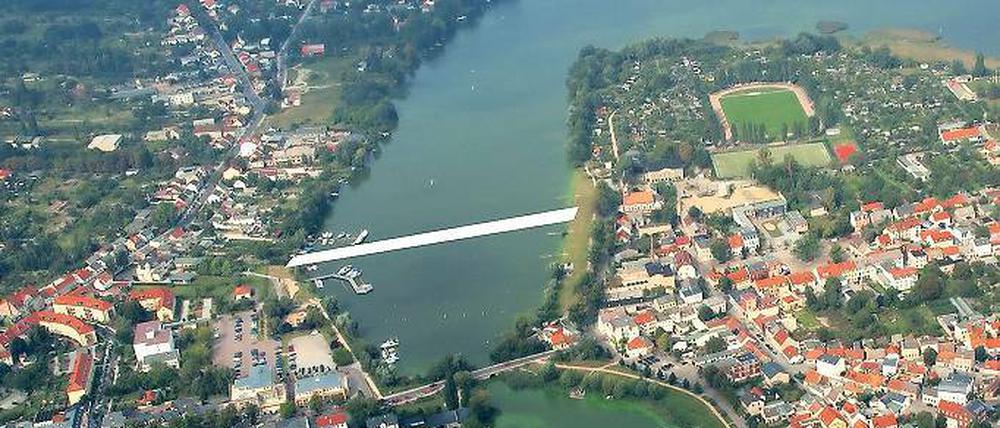 Flaschenhals Inselstadt. Die Polizei will in Höhe des weißen Streifens eine Schwimmbrücke zur Entlastung.
