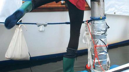 Unter der Haube. Planen verhüllen das Segelschiff Schnuppe auf dem Pichelssee. Strom kommt vom Festland, Trinkwasser muss Manuela Grimm in Kanistern herbeischaffen. Duschen geht einfacher: Nur einen Eimer Havelwasser schöpfen.