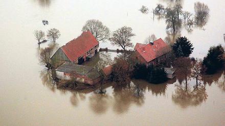 Land unter. Die Elbe hat nahe Wittenberge mit 7,29 Meter den höchsten Wert bei eisfreiem Hochwasser seit Beginn der Pegelbeobachtungen erreicht.