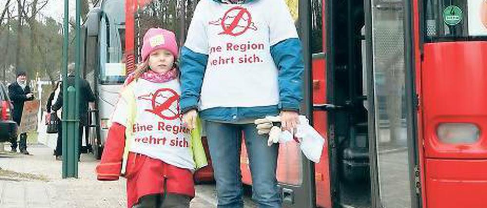 Auf Protest eingeschworen: Kleinmachnower Bürger bereiten sich im Bus auf die Großdemo vor. Viele haben eigene Banner und Schilder gebastelt, um ihren Forderungen Nachdruck zu verleihen. Manche brachten ihre Kinder mit.