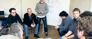 Arbeitsgruppe Sportplatz mit Michael Mantho an der Tafel.