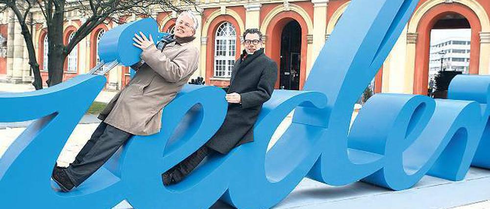 Schrift als Sitzgelegenheit: Dorgerloh und Hütte (r.) mit Friederisiko.