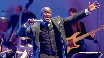 Keine Sekunde still. Ola Onabule beschwörte mit seinem Gesang geradezu seinen Körper, er tanzte die Songs.