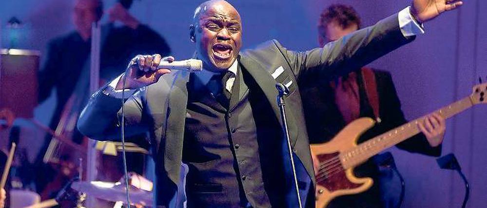 Keine Sekunde still. Ola Onabule beschwörte mit seinem Gesang geradezu seinen Körper, er tanzte die Songs.