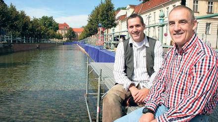 Staffelwechsel. Jürgen Eschert (rechts) legt die Geschicke des Kanu-Clubs Potsdam und dessen Fördervereins in jüngere Hände. Neuer Vorsitzender des KC ist nun Torsten Gutsche, hier mit Eschert am Potsdamer Stadtkanal vor dem Kanalsprint 2009.