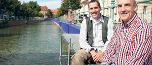 Staffelwechsel. Jürgen Eschert (rechts) legt die Geschicke des Kanu-Clubs Potsdam und dessen Fördervereins in jüngere Hände. Neuer Vorsitzender des KC ist nun Torsten Gutsche, hier mit Eschert am Potsdamer Stadtkanal vor dem Kanalsprint 2009.