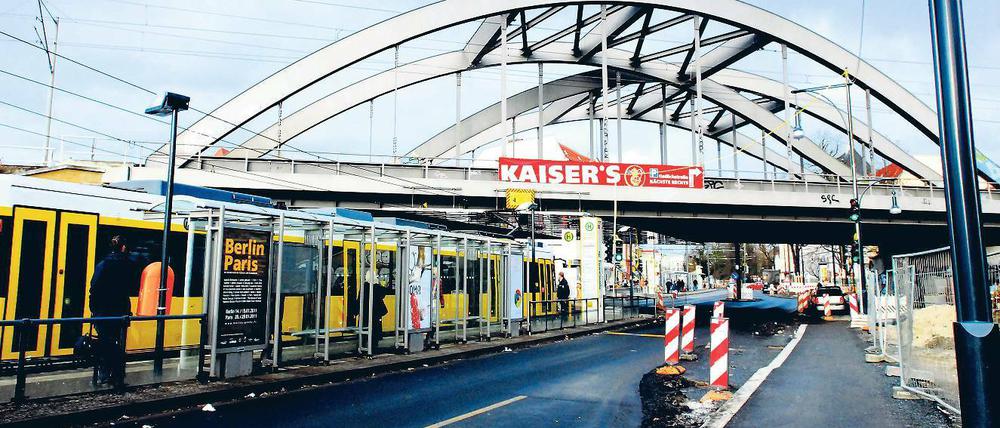 Achtung. Nur Gelenkbusse können gefahrlos unter der Brücke durchfahren.