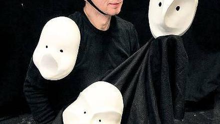 Masken machen nackter. Der Schauspieler Steffen Findeisen.