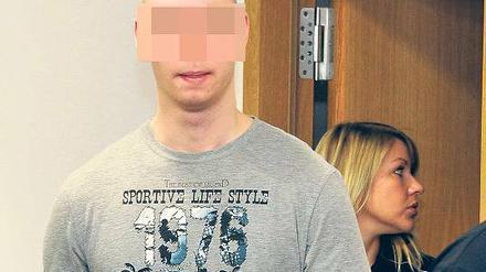 Verurteilt. Begleitet von Justizbeamten betrat Mathias N. (l) am Donnerstag den Gerichtssaal in Potsdam.
