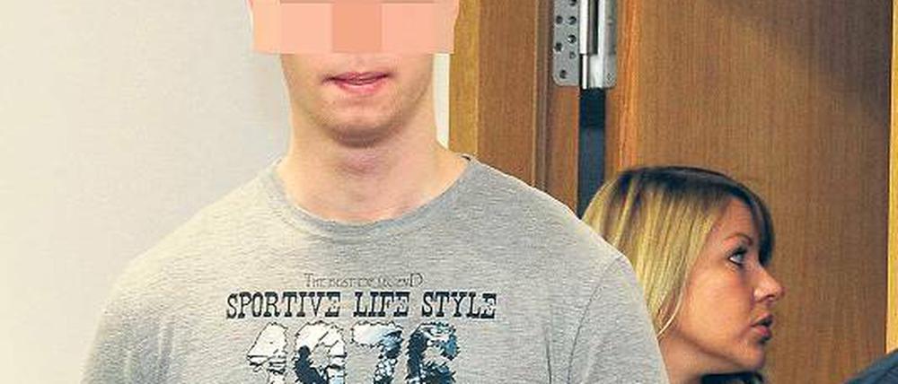 Verurteilt. Begleitet von Justizbeamten betrat Mathias N. (l) am Donnerstag den Gerichtssaal in Potsdam.