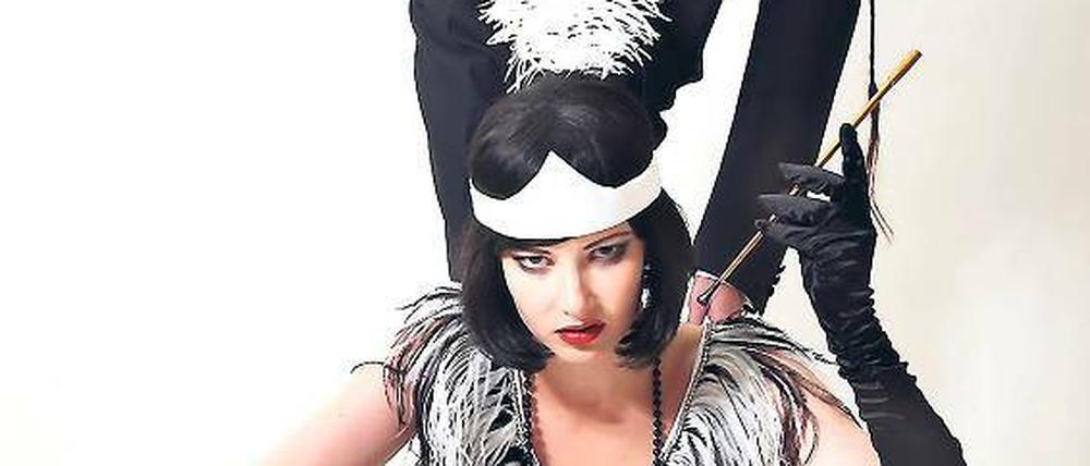 Komm ihr bloß nicht mit billigen Tricks! Teresa Weißbach alias Lola und ihr musikalischer Begleiter John R. Carlson.