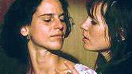 Füreinander. Bibiana Beglau (l.) und Nadja Uhl in Die Stille nach dem Schuss.