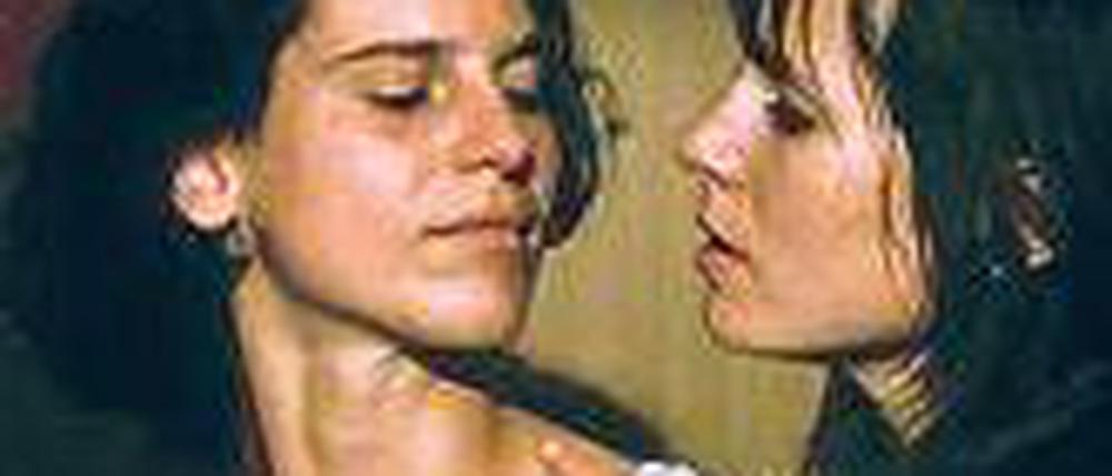 Füreinander. Bibiana Beglau (l.) und Nadja Uhl in Die Stille nach dem Schuss.