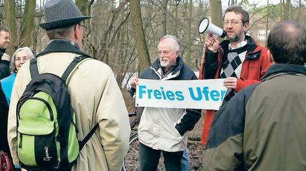 Volkes Wille: Erst am vergangenen Wochenende protestierten Anwohner für ein freies Ufer am Groß Glienicker See, unter ihnen der bündnisgrüne Stadtverordnete Andreas Menzel, der sich mit dem Megaphon Gehör verschaffte.