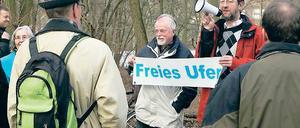 Volkes Wille: Erst am vergangenen Wochenende protestierten Anwohner für ein freies Ufer am Groß Glienicker See, unter ihnen der bündnisgrüne Stadtverordnete Andreas Menzel, der sich mit dem Megaphon Gehör verschaffte.