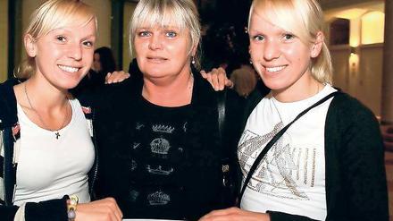 Aus Spanien zurück. Diana (r.) und Elina Sujew mit Trainerin Beate Conrad.