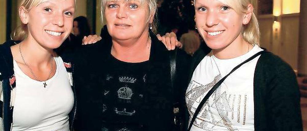 Aus Spanien zurück. Diana (r.) und Elina Sujew mit Trainerin Beate Conrad.