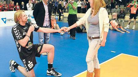 Heiratsantrag. Manuel Rieke hielt öffentlich um Ulrike Borowskis Hand an.