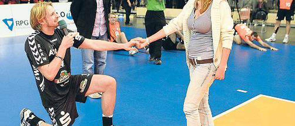 Heiratsantrag. Manuel Rieke hielt öffentlich um Ulrike Borowskis Hand an.
