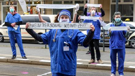  Zum Tag der Pflege protestiert das Aktionsbündnis Gesundheit ohne Profite unter dem Motto Die Pflege schnappt nach Luft vor dem Bundesministerium für Gesundheit in Berlin. 