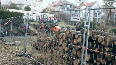 Zäune und Mauern aus Holzstämmen. Die Blockade unterhalb der Stubenrauchstraße 4 am Samstagvormittag.