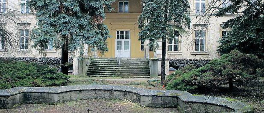 Rechts und links Reihenhäuser. Um das Güterfelder Schloss zu retten, soll es größer werden.